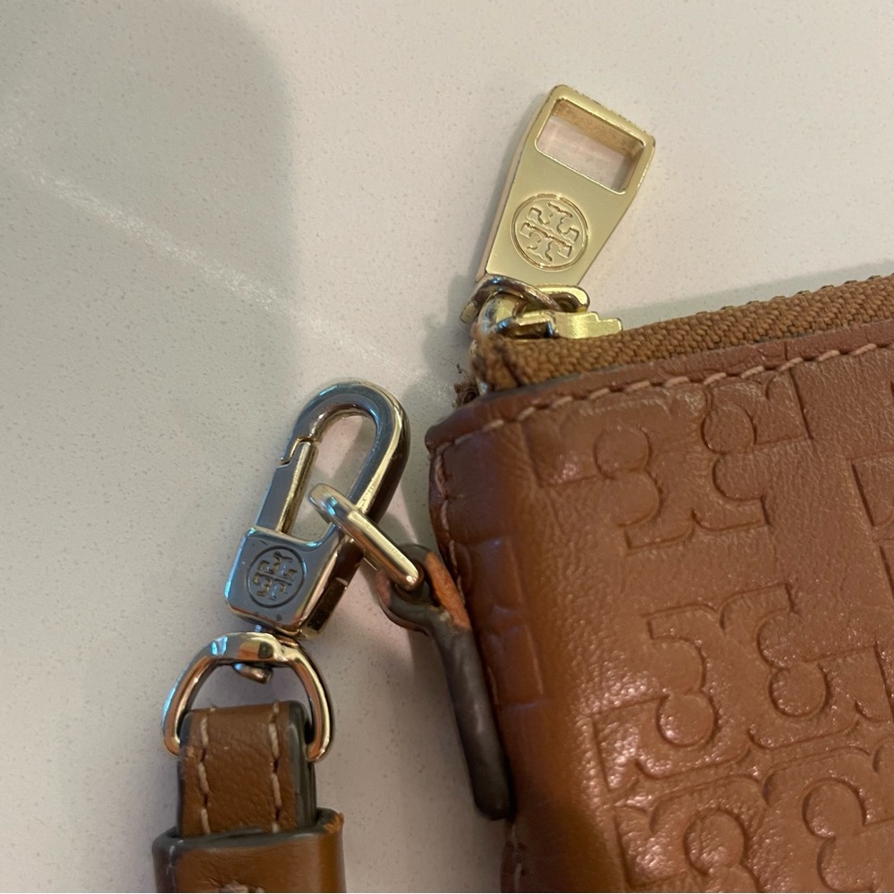 TORY BURCH Tan Logo Embossed Wristlet Clutch Bag! Zipper! Most phones fit - Picture 8 of 10